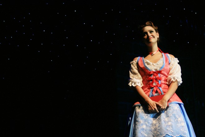 A atriz Andressa Andreatto interpreta a Bela na adaptação brasileira do espetáculo