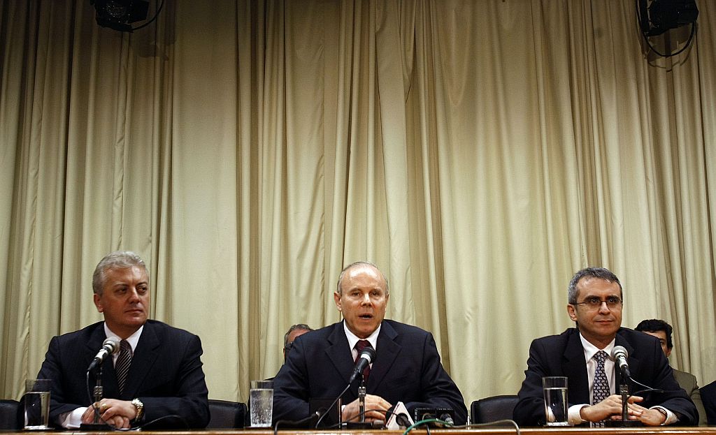 Mantega, ao centro, com o novo presidente, Aldemir Bendine (à esquerda), e Lima Neto: governo nega ingerência na instituição | Evaristo Sá/AFP