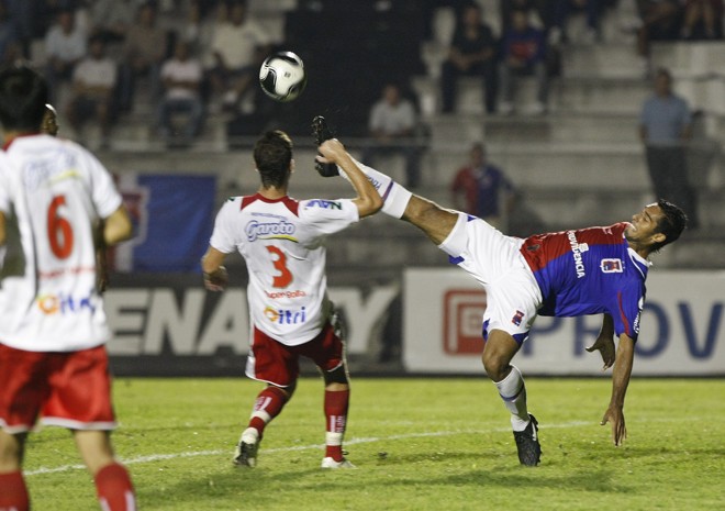 Wellington Silva, artilheiro do Paraná, teve atuação discreta, mas mesmo assim deixou o campo aplaudido pela torcida | 