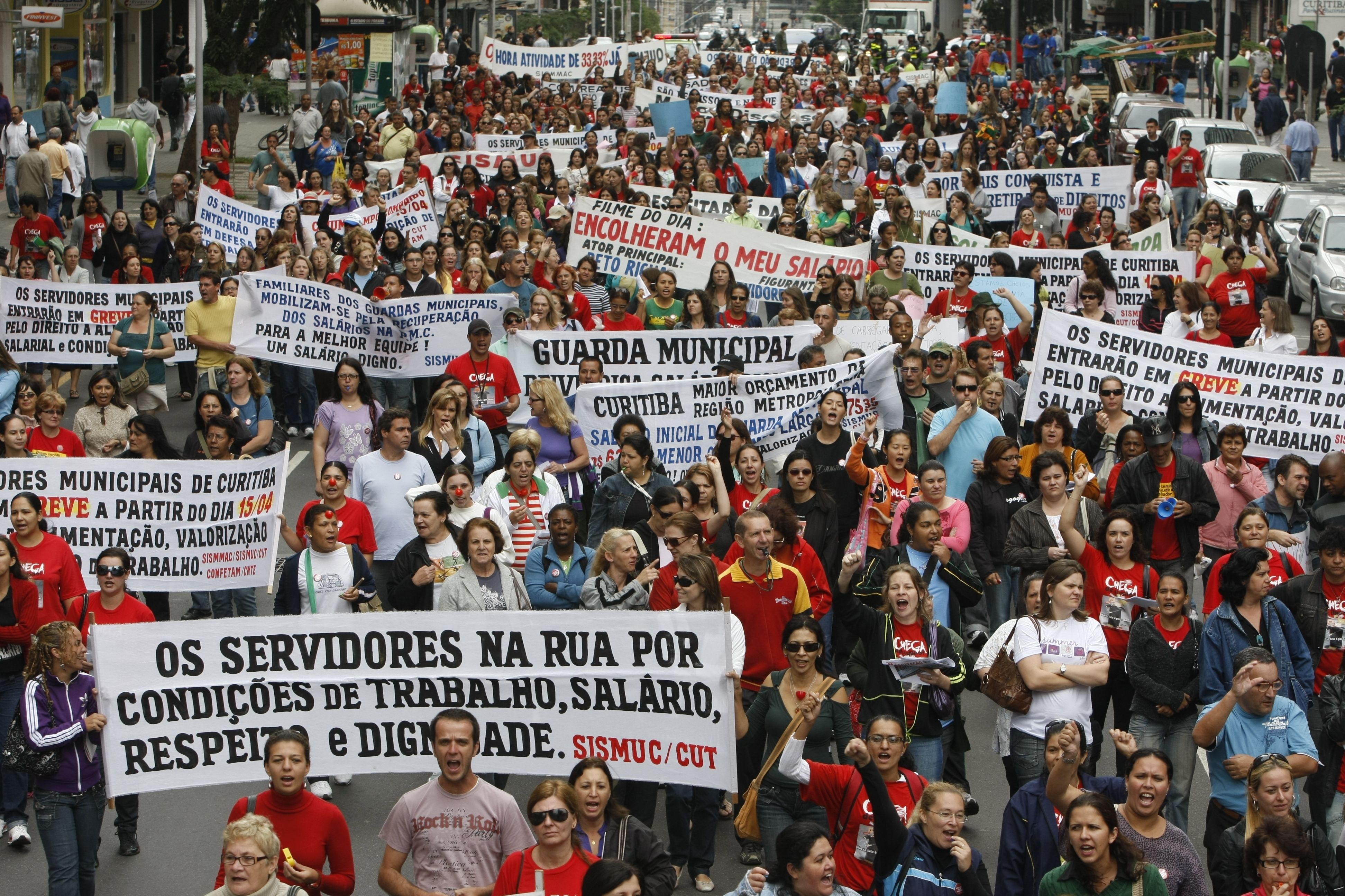Manifestação dos servidores reuniu cerca 1,5 mil pessoas no centro da capital | Aniele Nascimento - Gazeta do Povo