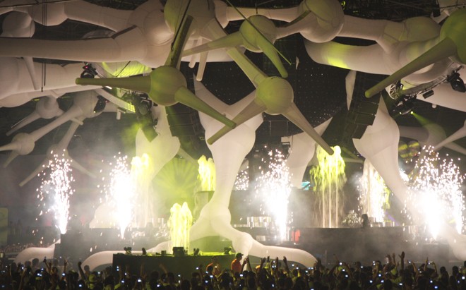 Para filmar: Show com fogos de artifício, luzes e água chamou a atenção do público | 