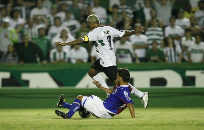 Craque do jogo, Marcelinho Paraíba disse que teve uma noite especial no Couto Pereira. No lance, ele passa pela marcação de João Paulo | 
