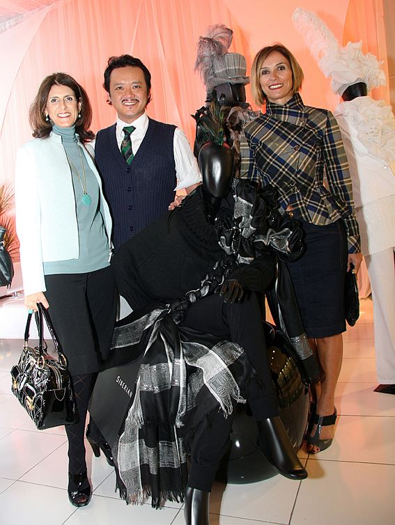 Anfitrião da noite, o produtor de moda Chrystyan Kishida recebeu Vânia Schwertner (à esq.) e Celinha Buschle, coordenadoras do curso de design de moda do Centro Europeu, no coquetel de abertura da exposição de trajes com echarpes realizado segunda-feira no Shopping Mueller. Os modelos podem ser visitados até o Dia das Mães | Estéfano Lessa
