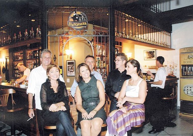 Inauguração do Baroneza - Os amigos Celso Luiz Andretta, Hamilton Martins e Ricardo Von Jelita uniram a paixão que possuem por trens e bares e inauguraram, na última semana, o bar Baroneza, com decoração temática que vai da fachada que reproduz uma estação de trens às fotos de locomotivas que enfeitam o espaço. O nome é em homenagem à primeira locomotiva a vapor do Brasil, que circulou pela primeira vez em 1854. Na foto, Tânia e Hamilton Martins, Edna e Celso Luiz Andretta e Susy e Ricardo Von Jelita comemoram o sucesso da inauguração | 