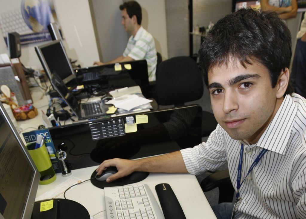 O estagiário Bruno Mathias conta que tem mais tempo para estudar por causa da lei | Aniele Nascimento/Gazeta do Povo