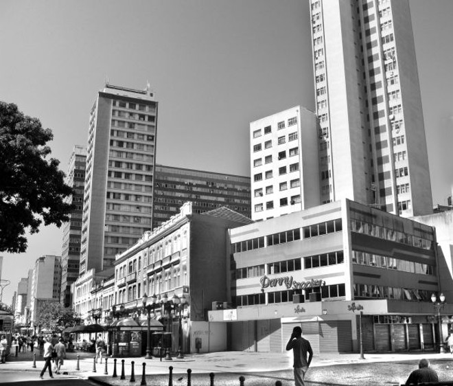 A Avenida Luiz Xavier hoje sem o sobrado, e ... | 