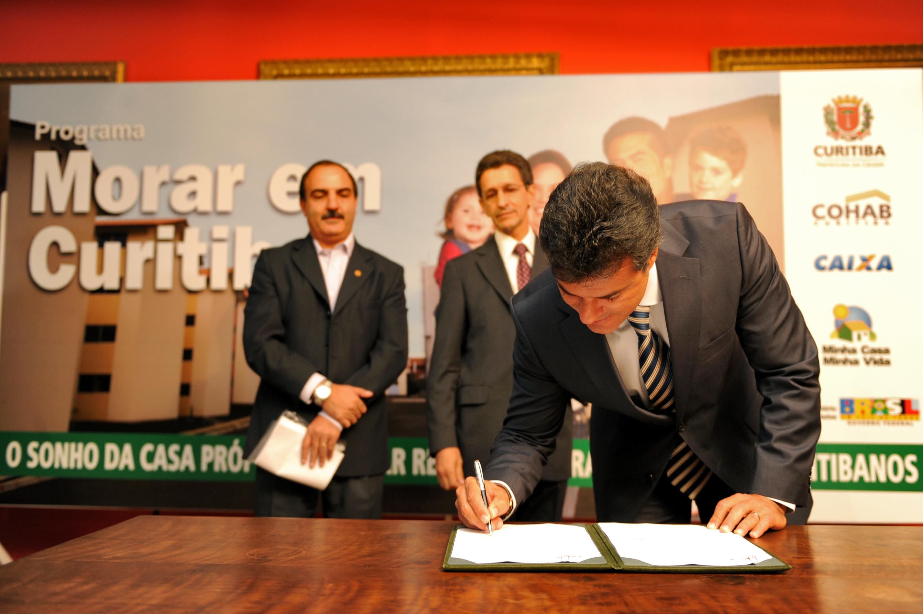 Richa assinou o contrato de construção das primeiras 96 unidades habitacionais do programa Minha Casa, Minha Vida | Divulgação/Maurilio Cheli/SMCS