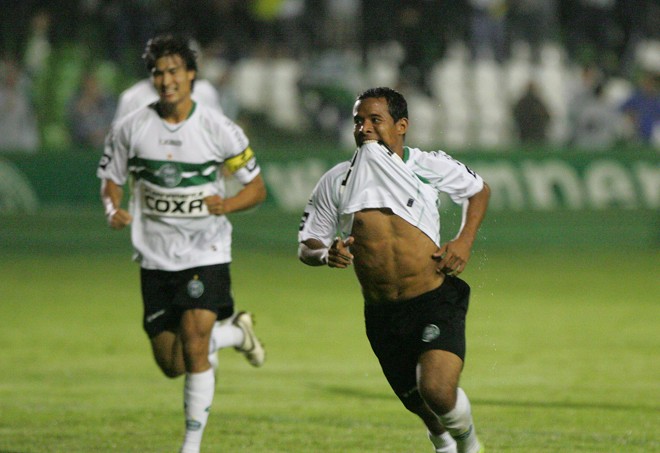 Marcos Aurélio fez a alegria da torcida alviverde logo no início do jogo |