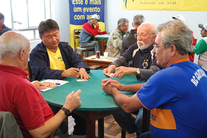 Rodadas de truco também fazem parte do campeonato |