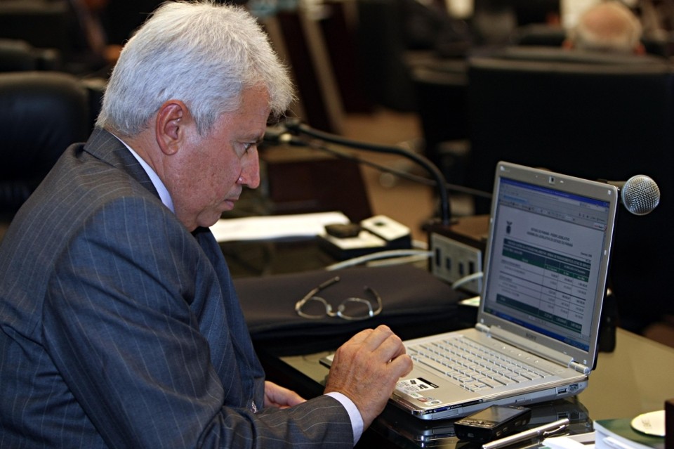 Durval Amaral (DEM), um dos autores do pacote da transparência, confere em seu laptop o modelo de divulgação dos dados da Assembleia que será colocado na internet: promessa é de que em dois meses algumas informações já estarão disponíveis | Albari Rosa/Gazeta do Povo