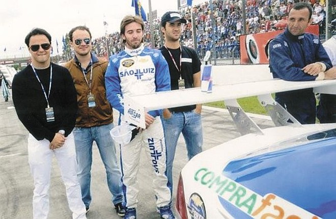 O piloto Pedro Boesel domingo na prova de Stock Car realizada no Circuito Raul Boesel. Acompanhado na foto pelos pilotos Felipe Massa, Dudu Massa e Popó Bueno, todos perfilados na execução do Hino Nacional, Boesel ficou contente com o segundo lugar no campeonato | 