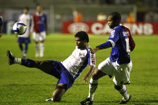 Lenílson tentou, mas acabou falhando. Em um dos erros da equipe, contra-ataque resultou no gol do Fortaleza |