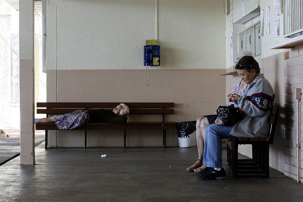 Corredores vazios ainda refletem o medo dos pacientes depois da descoberta da bactéria, há uma semana | Roberto Custódio/Jornal de Londrina