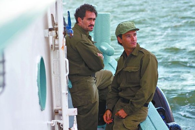 Fidel (Demian Bichir) e Raúl (Rodrigo Santoro): revolucionários em Che |