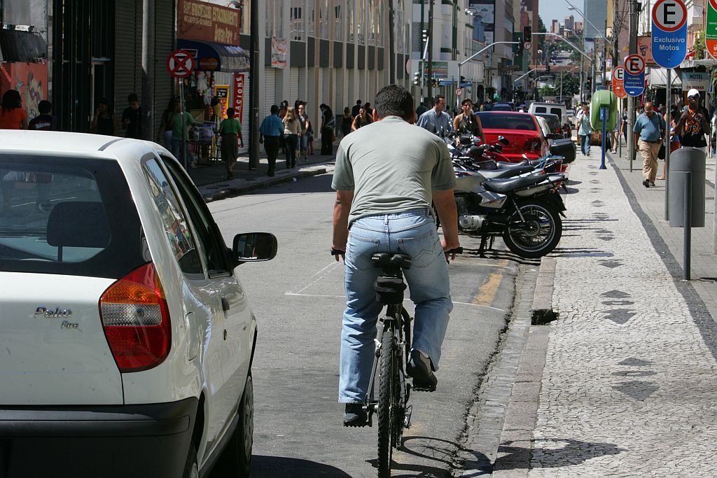 Carro e bicicleta: distância lateral de 1,5 metro não é respeitada | Marcelo Elias/Gazeta do Povo