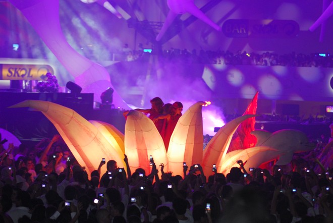 Skol Sensation: Atores e acrobatas no meio do público durante a festa | 