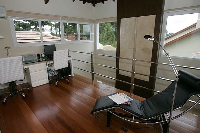 Espaço silencioso para o home office projetado por Leonardo Müller e Luize Bussi |