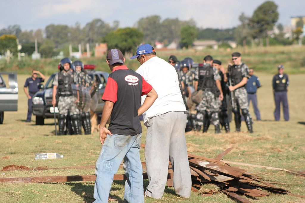 Policiais militares do Pelotão de Choque desocupam área de 140 mil metros quadrados em Cascavel | Paulo Godoi