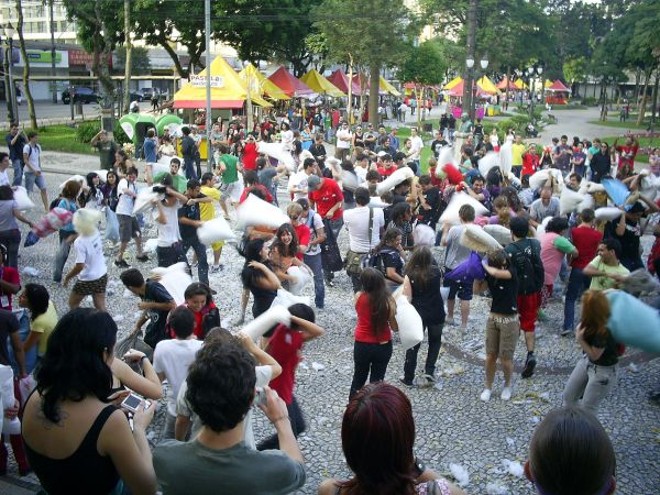 Após 20 minutos, muita gente ainda brinca | 