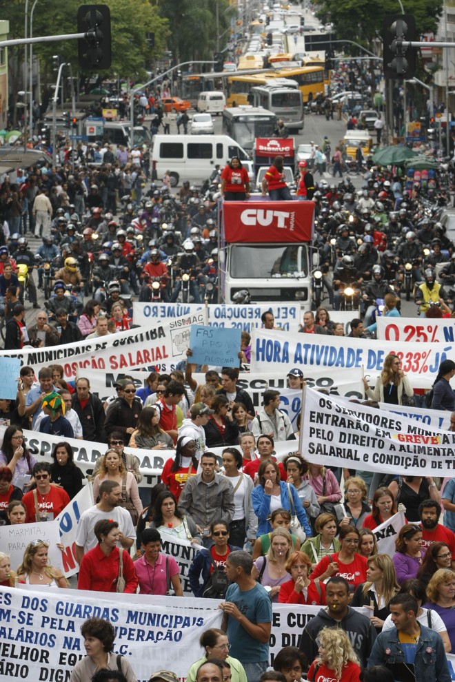 Grevistas percorreram as ruas centrais de Curitiba |