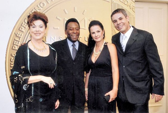 Pelé no Castelo do Batel - Dos mais prestigiados o jantar realizado pelo Instituto de Pesquisa Pelé-Pequeno Príncipe, em prol das pesquisas e tratamento das crianças atendidas pela instituição. O evento, que contou com a presença do rei Pelé, foi produzido por Rossana Lazzarotto de Oliveira, muito elogiada pela sofisticada decoração. Entre os presentes, Vera do Amaral Lupion, patronesse do jantar, que recordou com Pelé a ocasião em que se conheceram, na década de 60, quando ela era a 