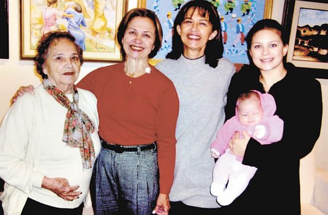 Feliz comemoração - Os 90 anos da sra. Maria Rosa Persecke foram festejados em família, em encontro que reuniu as filhas, Aricle Zagonel e Adalcisa Wolff, 8 netos, 13 bisnetos e 2 trinetos. Cinco gerações da família comemoraram a data: D. Maria Rosa, Adalcisa, a neta Marília, a bisneta Letícia e a tataraneta Maria Clara |