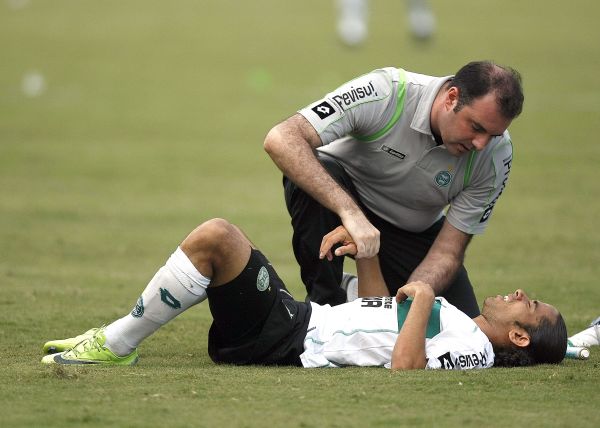 Paraíba recebeu o atendimento do médico Willian Youseff no jogo contra o J.Malucelli. Jogador será reavaliado na sexta-feira | Valterci Santos / Gazeta do Povo