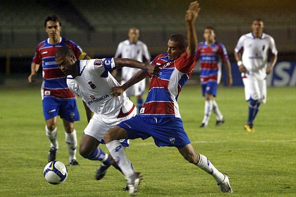 Jogo ruim no primeiro tempo, mas muito disputado no segundo. Paraná paga pela instabilidade e acaba sendo derrotado | LC Moreira / Futura Press