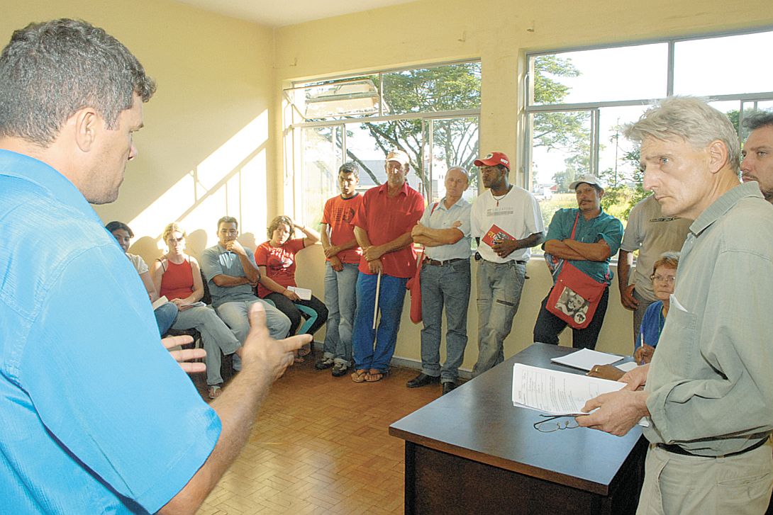 Bordin (à direita) negocia com comissão de sem-terra em Apucarana | Sérgio Rodrigo