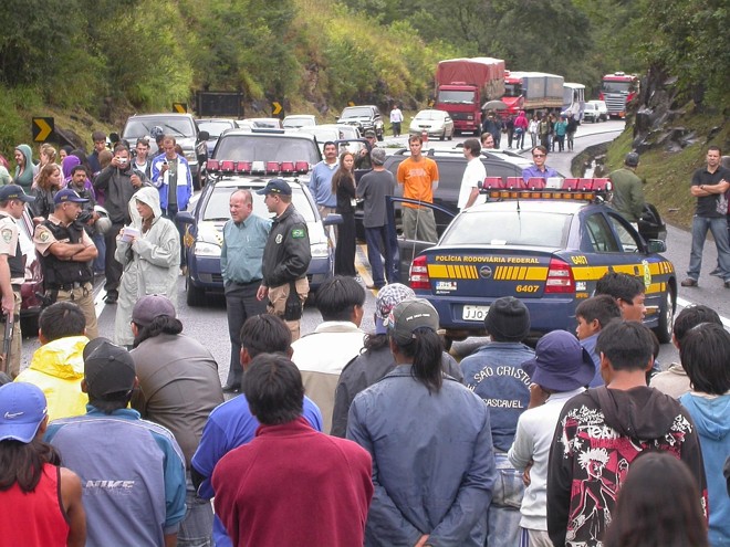 A BR-277, no Sudoeste do estado, ficou cinco horas bloqueada por galhos e árvores colocados na pista: congestionamento chegou a dois quilômetros | 