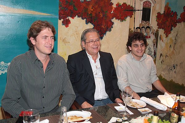 Tendo às costas o quadro Procissão, de Érico da Silva, o ex-ministro José Dirceu, seu filho Zeca Dirceu (à esq.) e o vereador Johnny Stica jantaram quinta-feira no restaurante japonês Kibô do Hotel Bourbon | Fotos Mauro Campos