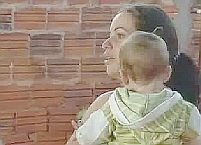 Ainda assustada, mãe de bebê segura o filho que havia sido sequestrado | Reprodução/TV Imagem