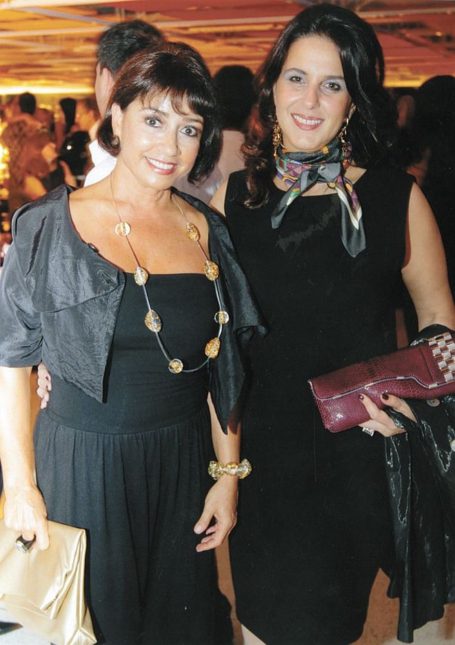 No cocktail no MON, que marcou o lançamento da 20ª edição do Crystal Fashion, a galerista Zilda Beltrão Fraletti, presidente do Núcleo Paranaense de Decoração, com Luciana Saad, proprietária da Maison Saad, que confirmou presença no tradicional evento de moda, com início nesta segunda-feira, dia 13. As top models Marcelle Bittar e Gisela Rhein abrem o Crystal Fashion, desfilando para a Bobstore |
