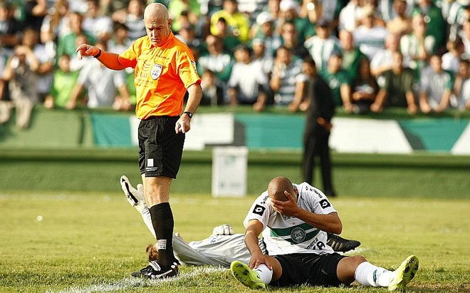 Choque de destaques: na primeira etapa, o atacante Ariel Nahuelpan do Coritiba e o goleiro Renan do Nacional (deitado ao fundo) trombaram numa jogada de bola cruzada na área do time nortista | 