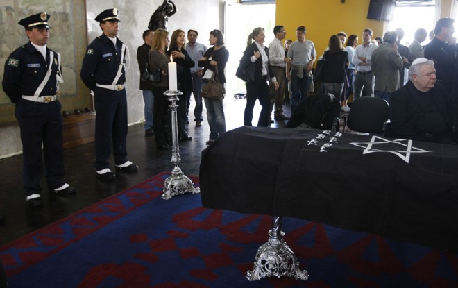 O ex-governadorJaime Lernerficou ao lado do caixão da esposa durante todo o velório |