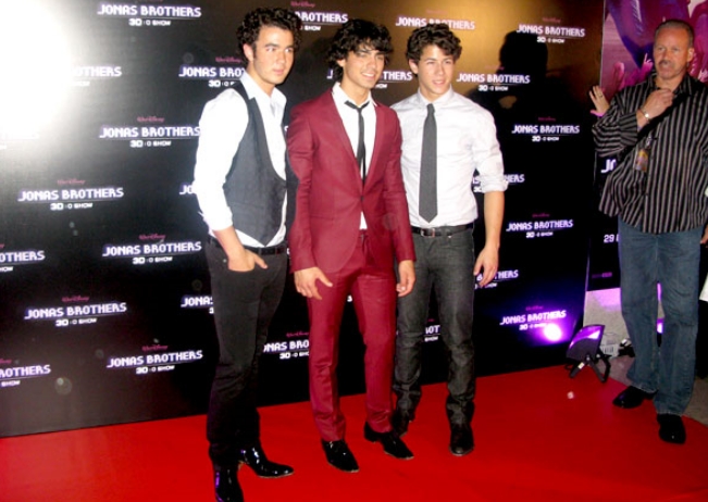 Centenas de fãs prestigiaram os irmãos no lançamento de "Jonas Brothers: 3D O Show". Trio se apresenta neste sábado (23) no Rio, e domingo (24) em São Paulo | Reprodução/Rodrigo Vianna/G1