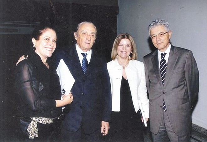 90 anos do Instituto - Na comemoração dos 90 anos do Instituto dos Advogados do Paraná, que aconteceu no Clube Curitibano, foi lançado o livro Memórias do IAP, que traz a trajetória da instituição, ressaltando a atuação dos dirigentes e associados, desde seu primeiro presidente, prof. Pamphilo DAssumpção, até o atual, Manoel José de Lacerda Carneiro. Constatamos que o primeiro associado do IAP foi Antonio Augusto Carvalho Chaves, e o integrante de nº 17 foi Oscar Joseph de Plácido e Silva. Na solenidade, a presença dos advogados Rose de Oliveira Dequech, Newton José de Sisti, Marilu Ferreira e Renato Kanayama | 