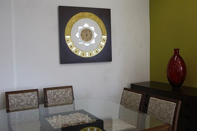 Proposta de sala de estar da loja Attraktiva Design com o detalhe da mandala ao fundo | 
