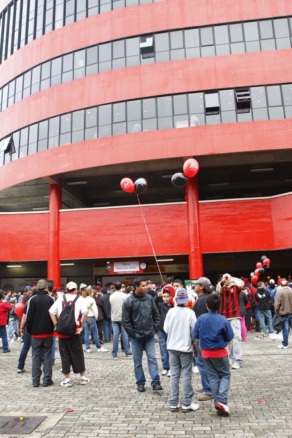 Torcedores foram até a Arena da Baixada para acompanhar o anúncio oficial da Fifa | Aniele Nascimento / Gazeta do Povo