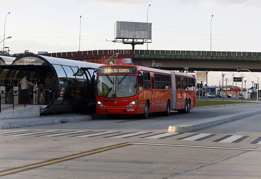 Ônibus Pinheirinho-Carlos Gomes faz parada teste em estação-tubo no bairro Xaxim: nova linha vai transportar 32 mil usuários por dia | Rodolfo Bührer/Gazeta do Povo