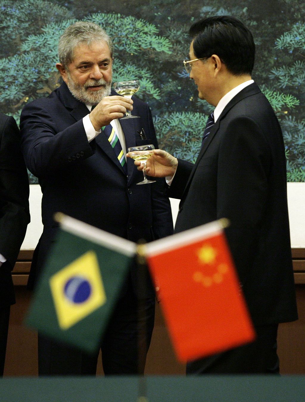 Lula e o presidente chinês, Hu Jintao, querem expandir comércio bilateral | Jason Lee/AFP
