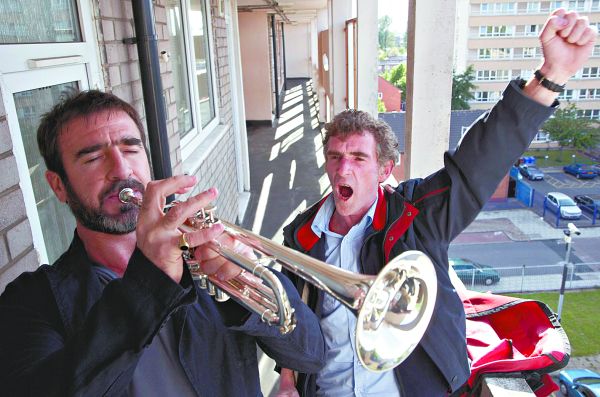 No filme À Procura de Eric, o protagonista (Steve Evets) passa a receber visitas de seu ídolo, o ex-jogador de futebol Eric Cantona (à direita) | Fotos: Divulgação
