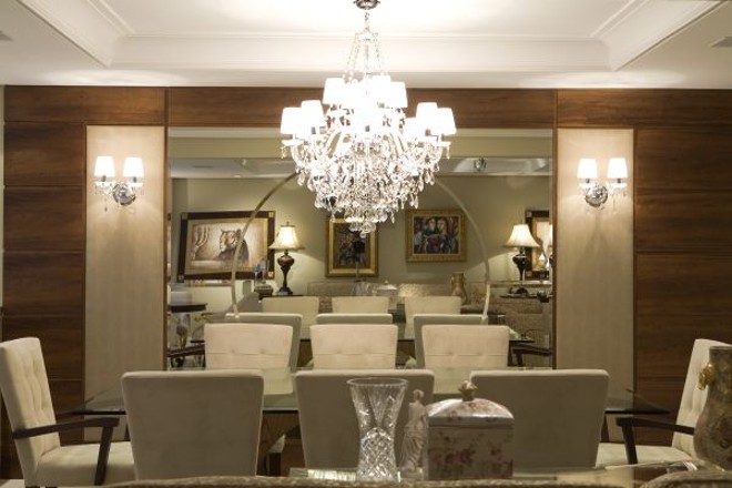 Painel contemporâneo com madeira, espelho e camurça feito sob medida na sala de jantar | 