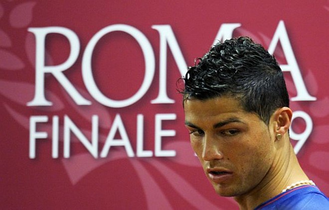 A última partida de Cristiano Ronaldo pelo Manchester United foi a final da Liga dos Campeões, contra o Barcelona, em Roma. | 