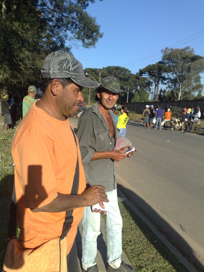 Enquanto uns protestavam, outros aproveitaram a oportunidade de negócios. Uma dupla de panfleteiros aproveitou para divulgar os serviços de uma desentupidora de Fazenda Rio Grande | 
