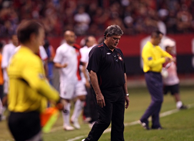 Geninho acredita que o Vitória só veio se defender na Arena. Mas o time baiano venceu. Parte da torcida reclamou com o treinador | 