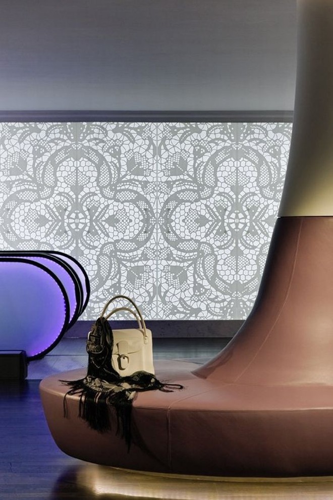 O uso de um revestimento com design especial conferiu efeito rendado na parede do hotel Sofitel Bruxelas que teve projeto do arquiteto português Antoine Pinto |