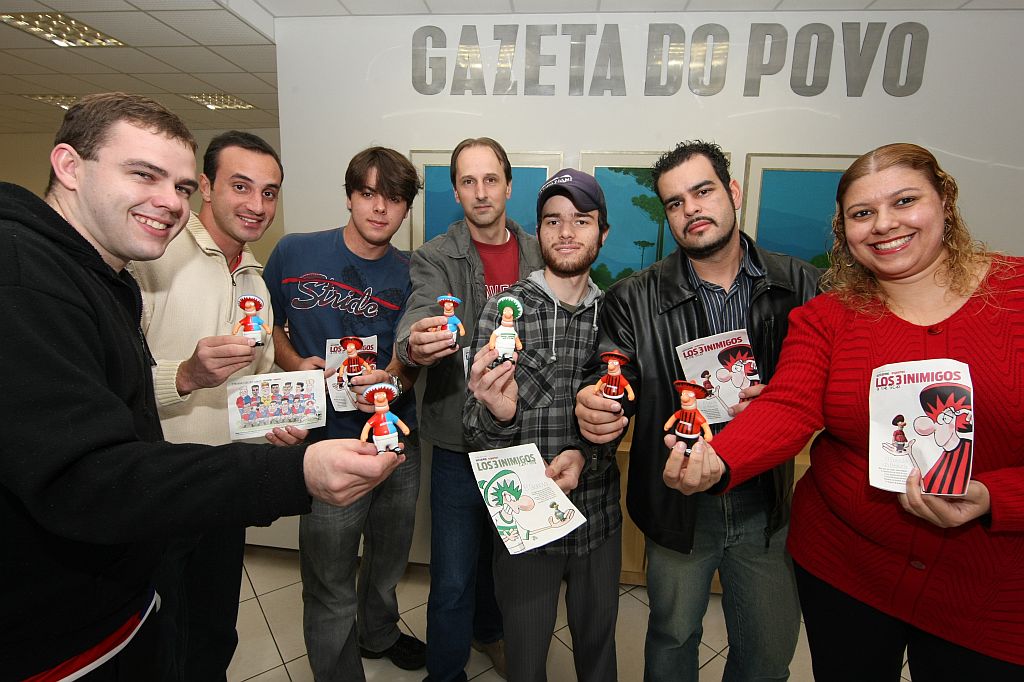Da esquerda para a direita, os vencedores da promoção Los 3 Inimigos: Fábio Kolling, Vicente Neto, João Zielinski, James Skroch, Guilherme de Paula Moreira, Rodrigo da Silva e Andrea Broto da Silva | Marcelo Elias/Gazeta do Povo