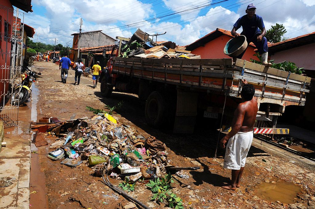 Em Teresina, a água baixou ontem, dia de limpar ruas, casas e jogar fora os pertences estragados pela enchente | Folha Imagem