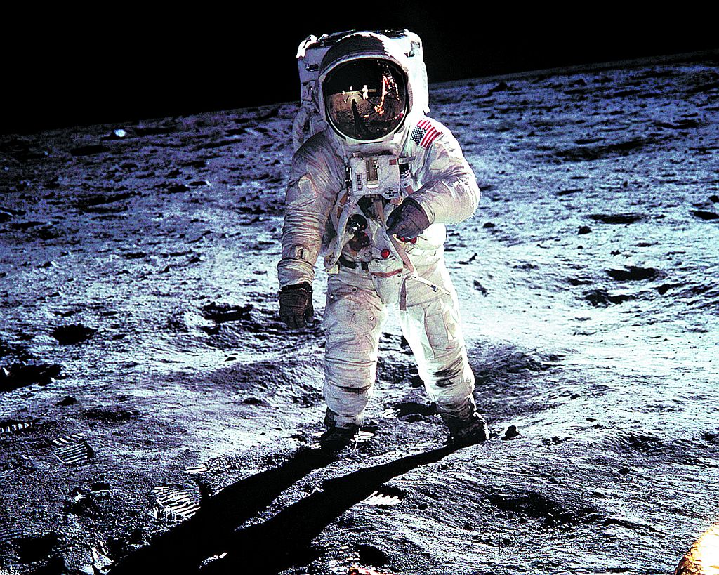 A chegada do homem à Lua em 1969 é um dos acontecimentos históricos que integram o livro Breve História do Século XX, há meses nas listas dos mais vendidos | Divulgação/NASA